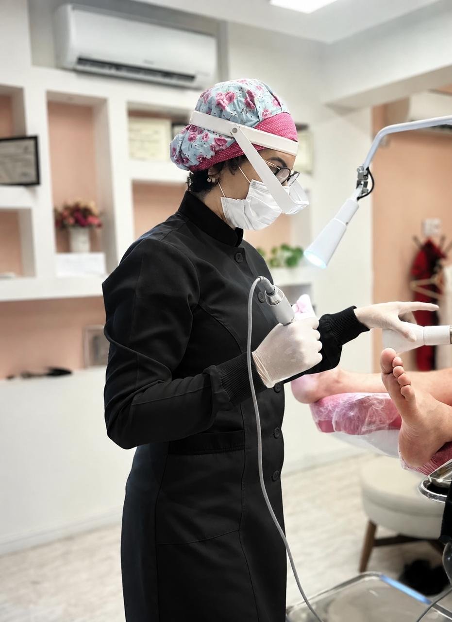 Valéria Costa realizando atendimento podológico em Canoas
